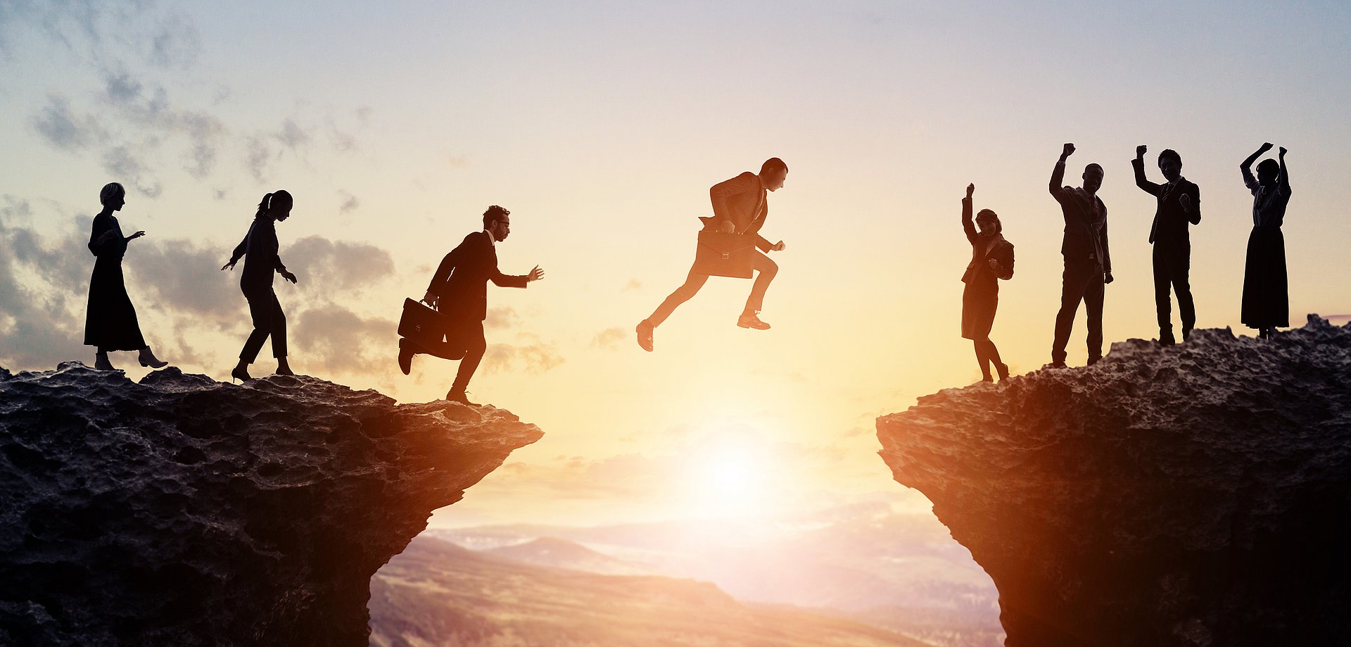 Menschen_springen_ueber_Kluft_Karrieresprung_iStock_erweitert.jpg