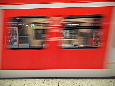 S-Bahn_vorbeifahrend.jpg
