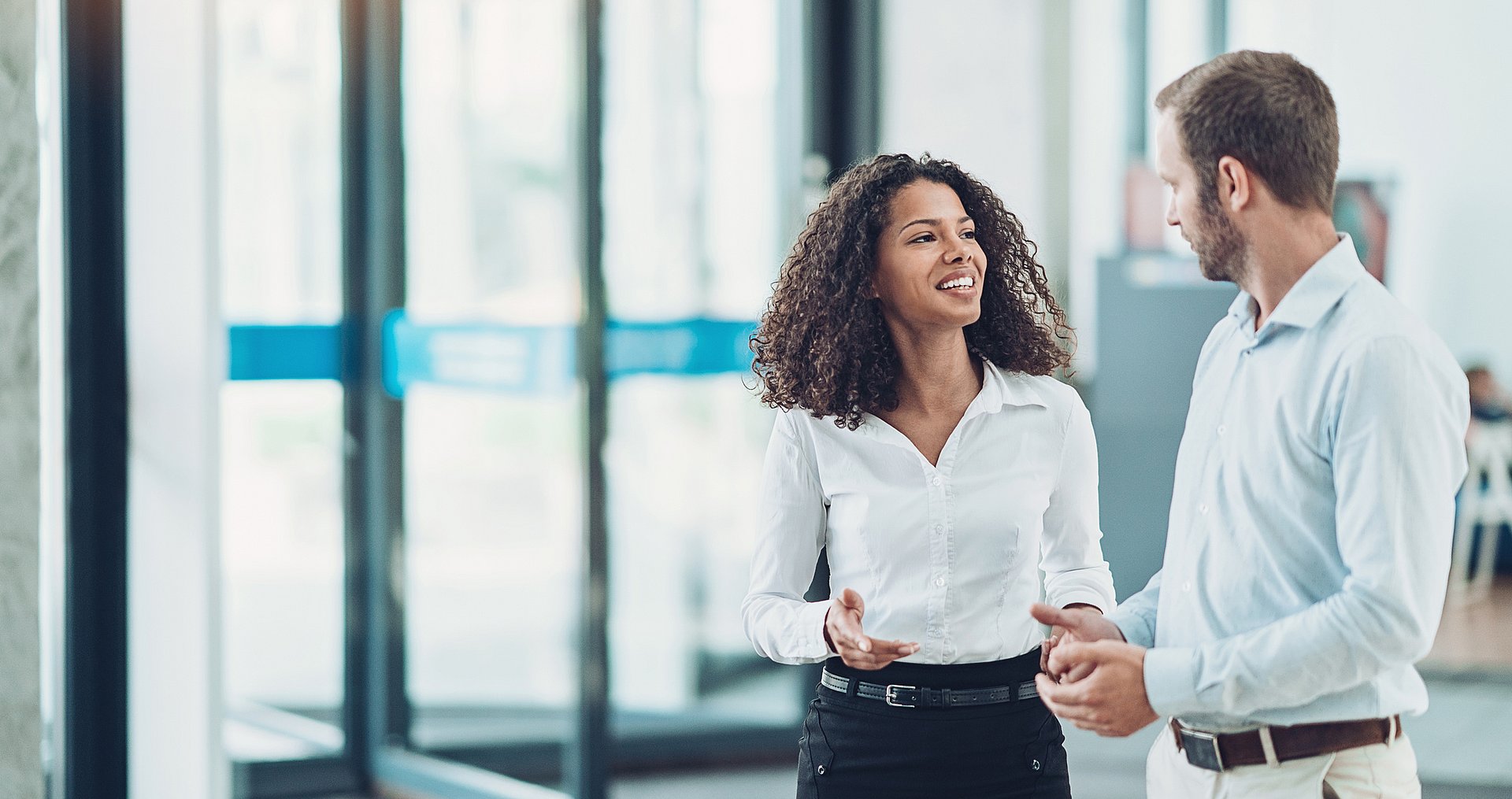 Frau_und_Mann_im_Gespraech_Business_iStock_erweitert.jpg