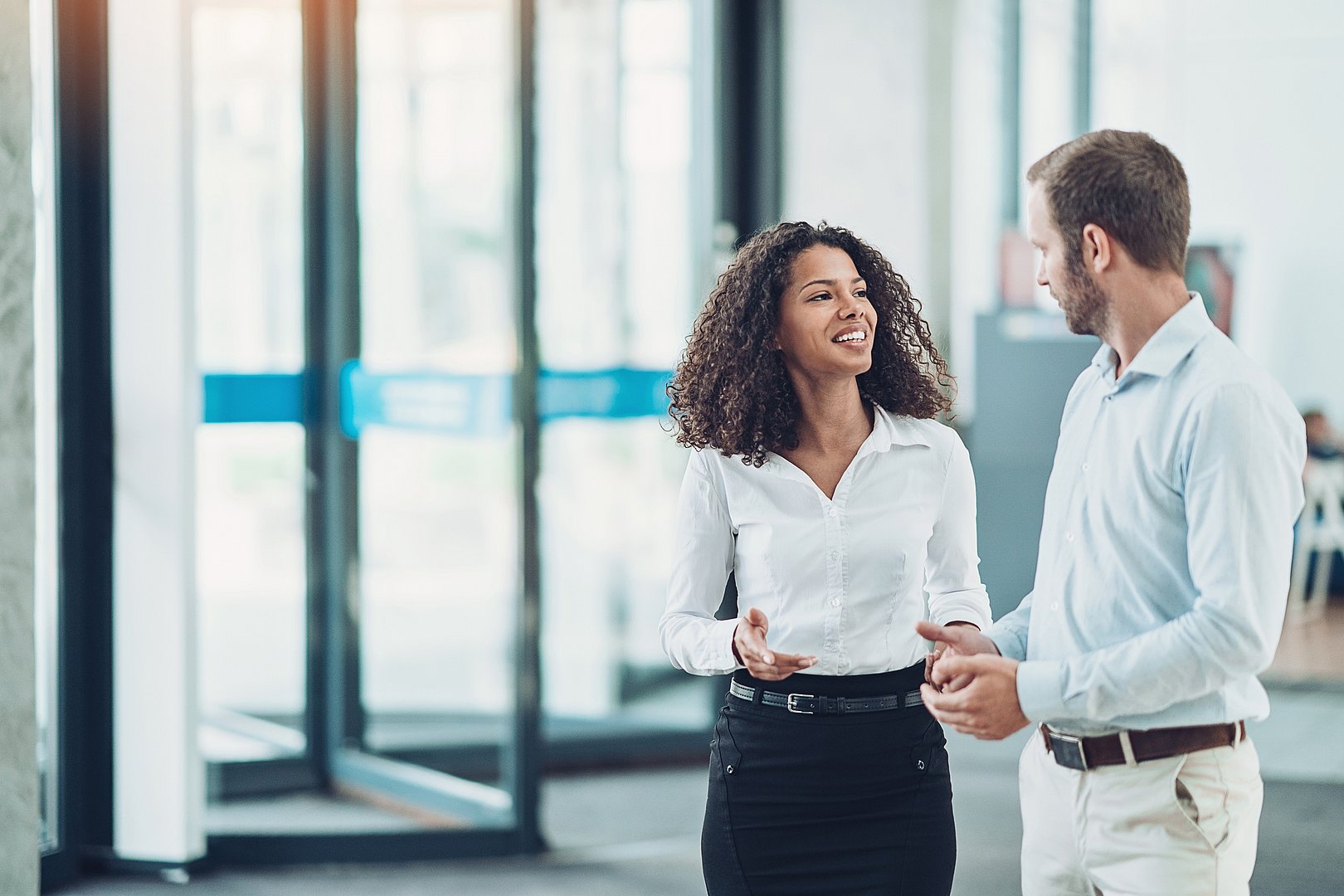 Frau_und_Mann_im_Gespraech_Business_iStock_erweitert.jpg