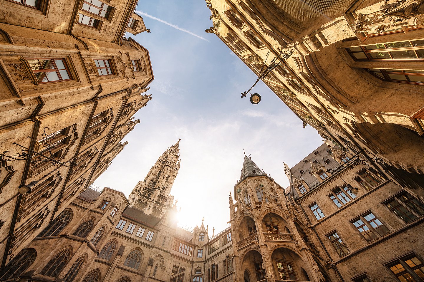 Muenchen_Rathaus_Innenhof_iStock_erweitert.jpg