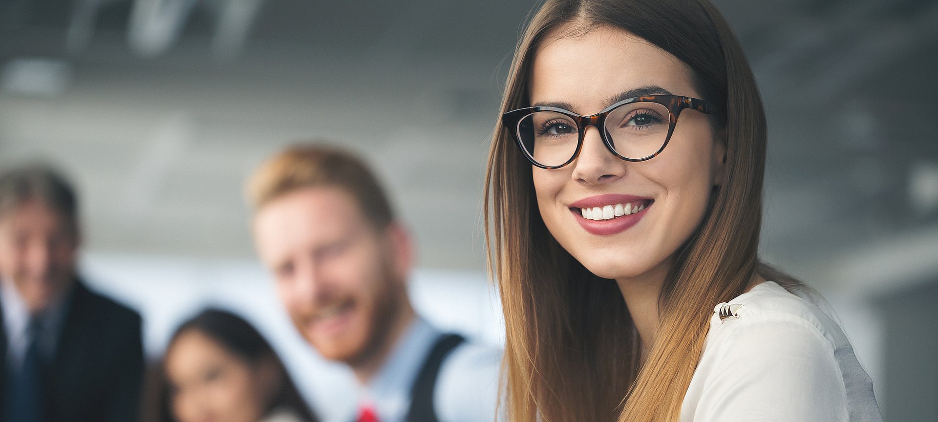 Personengruppe_junge_Frau_laechelt_Business_iStock_erweitert.jpg