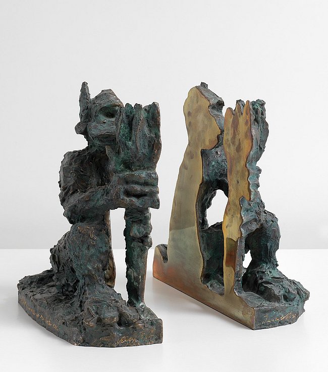 Jörg Immendorf Alter Ego - Das andere Ich, 1995 "Der Bildhauer im Maler ist sein bester Feind" Bronze mit grünbrauner Patina, geteilt, die Innenseiten poliert Insgesamt 38,5 x 26 x 36,6 cm Auflage 980